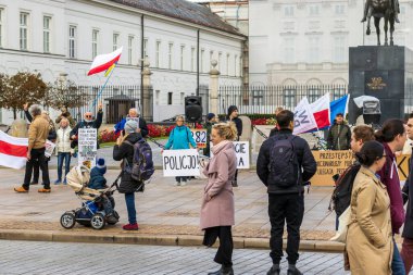 Varşova Polonya - 22 Ekim 2022: Bir hükümet binası önünde pankart ve Polonya bayrakları sergileyen vatandaşlar. Gösteriler toplumsal meseleleri ve sivil katılımı vurguluyor.