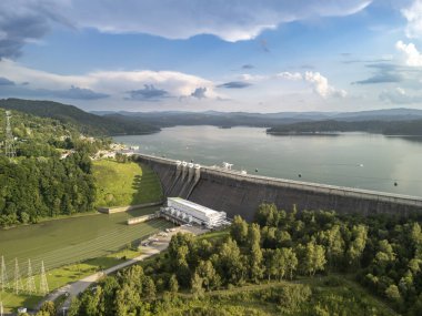 Solina Poland - 29 Haziran 2024: Solina Barajı 'nın havadan görünüşü yemyeşil ve manzaralı modern mühendislik ve doğa güzelliklerini yansıtan bir hidroelektrik santrali.