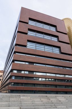 Wroclaw Polonya - 3 Ocak 2026: Pürüzsüz çizgiler ve belirgin bir cephe içeren modern yapı. Kentsel bir çevrede yer alan bina, çağdaş mimari ve tasarımın bir örneğidir..