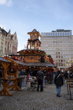 Wroclaw Polonya - 3 Ocak 2026: Merkezinde güzel dekore edilmiş bir ahşap atlıkarınca, bayram ışığı satıcıları ve ziyaretçilerin festival atmosferinin keyfini çıkardıkları yoğun bir Noel manzarası.