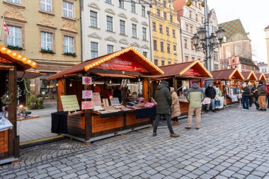 Wroclaw Polonya - 3 Ocak 2026: Wroclaw 'da düzenlenen festival etkinliğinde ahşap tezgahların yer aldığı canlı bir piyasa sahnesi.