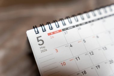 5 Mayıs 2026 'yı gösteren spiral takvim sayfasının yakın çekimi. Açık metinle tarihi kırmızıyla işaretler. Planlama ya da zaman yönetimi temaları için ideal.