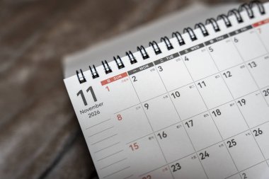 Kasım 2026 tarihli bir takvim sayfasının yakın plan resmi, birinci sayfayı kalın bir formatla vurguluyor. Organizasyon ve zaman yönetimi temaları planlamak için ideal.