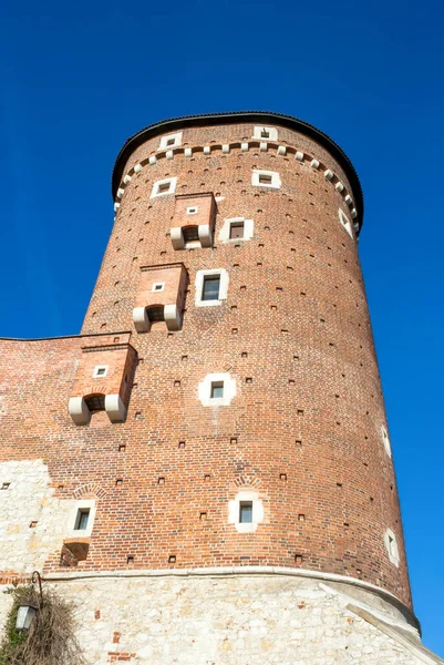 Krakow Polonya - 17 Şubat 2019: Ortaçağ mimarisi ve tuğla yapısını gözler önüne seren canlı mavi gökyüzüne karşı tarihi Wawel Kalesi 'nin yakın görüntüsü.