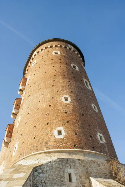 Krakow Polonya - 17 Şubat 2019: Krakow 'un kalbinde mimari tasarım ve kültürel öneme sahip açık mavi gökyüzünün altında duran tarihi tuğla kule.
