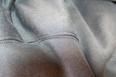 Moda veya tekstil tasarımı için ideal doku ve dikişleri gösteren siyah kumaşın yakın plan görüntüsü kıyafet terziliği veya kumaş desen uygulamalarında ayrıntıları vurgulayan kavramlar.