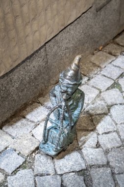 Bir cücenin küçük bronz heykeli Wroclaw 'da ele geçirilen kaldırımda duruyor. Cücelerin tuhaf gülüşü ve sivri uçlu şapkası turizm ve yerel kültür için ideal bir merak uyandırıyor..