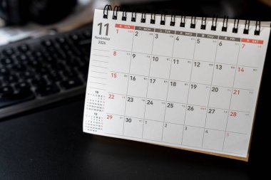 Kasım 2026 ayını gösteren spiral takvimin yakın çekimi. Takvimde planlama ve düzenleme için uygun tarihler ve basit bir tasarım yer almaktadır..