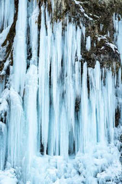 Rudawka Rymanowska Icefall, kış boyunca bir nehir uçurumundan dökülen şaşırtıcı buz oluşumlarını sergiliyor. Açık hava meraklıları için pitoresk bir doğal manzara yaratıyor..