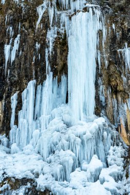 Kış boyunca Rudawka Rymanowska 'da bir nehir yamacından dökülen buzul, sakin bir manzarada doğal donmuş oluşumlar ve dramatik jeolojik dokular sergiliyor..