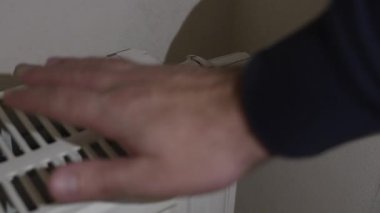 Ev radyatörünün ısısını metal ızgaraya dokunarak elle kontrol et..