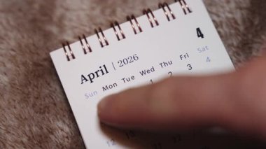 Nisan 2026 takvim sayfasının tarihi, planlama, zamanlama ve zaman yönetimi kavramını gösteren kapanışı.