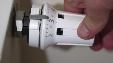 Elle kapatma radyatör termostat ayarını düşürme, ısıtmayı azaltma ve evde enerji tasarrufu.