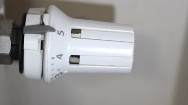 Radyatör termostatı kapalı alanda yüksek ısıya ayarlı