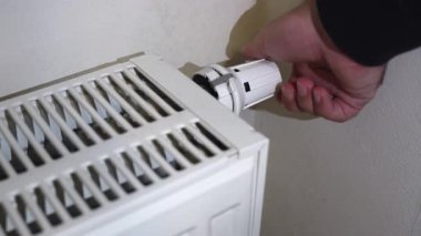 Ev ısıtma ve enerji verimliliği için radyatör termostatı ayarlanıyor