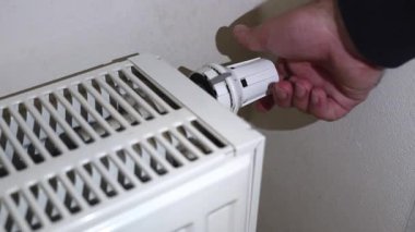 İç kısımdaki radyatör termostat valfinin elle ayarlanması