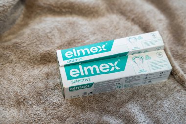 Varşova Polonya - 29 Ocak 2026: Elmex Hassas diş macunu tüplerinin yumuşak bir arka planda görüntülenmesi oral sağlık yardımları ve diş bakımı gerekliliklerini vurguluyor.