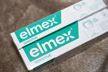 Varşova Polonya - 29 Ocak 2026: Elmex Hassas diş macunu kutularının yumuşak bir yüzeye yakın çekimi diş bakımı gerekliliklerini vurguluyor. Kişisel hijyen ve pazarlama için ideal..