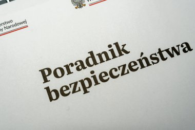 Varşova Polonya - 29 Ocak 2026: Poradnik bezpieczestwa 'nın beyaz arka plan üzerine yazılmış el yazısı çeşitli bağlamlarda güvenlik rehberliği ve farkındalığı vurguluyor.