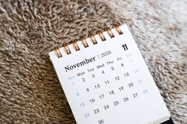 Kasım 2026 tarihli bir takvim, zaman yönetimi ve planlamasını gösteren dokulu bir yüzeye dayanır. Programlar ve organizasyonla ilgili kavramlar için mükemmel.