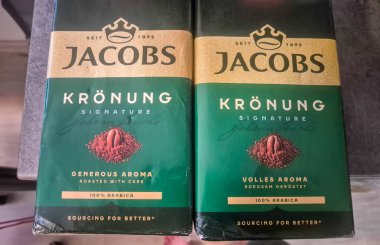 Rzeszow Polonya - 10 Ocak 2026: Zengin aroma ve kaliteyi ön plana çıkaran iki paket Jacobs Kronung kahvesi. Kahve markası ya da ürün pazarlaması için ideal..