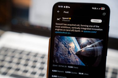 Varşova Polonya - 3 Şubat 2026: Uzay keşiflerinde yenilikçi teknoloji gelişmeleri gösteren bir SpaceX Twitter iletisi gösteren bir akıllı telefon.