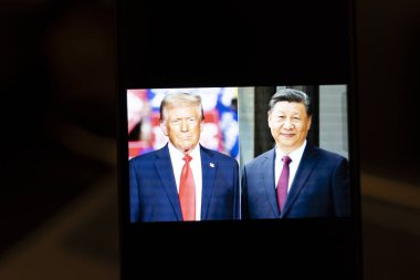 Varşova Polonya - 3 Şubat 2026: Önemli bir olayda önde gelen iki dünya liderinin görüntüsü uluslararası ilişkiler ve diplomasiyi ön plana çıkarıyor.