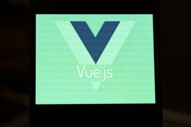 Varşova Polonya - 3 Şubat 2026: Yeşil arkaplan içeren Vue.js logosu ve modern web geliştirme araçlarını sembolize eden farklı geometrik tasarım.