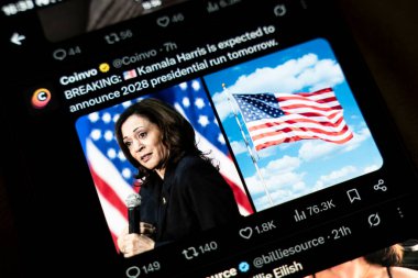 Varşova Polonya - 5 Şubat 2026: Amerikan bayrağı ile birlikte Kamala Harris 'in 2028 başkanlık seçimlerine katıldığını açıklayan bir haber tweeti yayınlayan akıllı telefon ekranı.