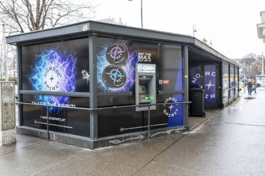 Viyana - 21 Şubat 2026: Göz alıcı grafiklerin yer aldığı Modern İskandinav Ruhu tanıtım büfesi. Yapı, canlı bir şehir sahnesinin ortasında nakit çekilme noktası görevi görüyor..