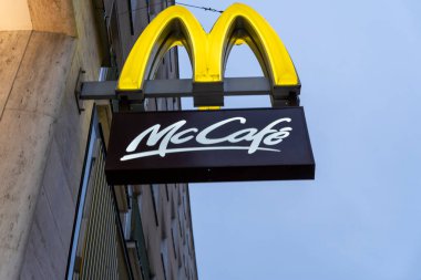 Viyana - 21 Şubat 2026: McCafe tabelası, tanınabilir sarı kemerler ve popüler bir kahve dükkanının logosunu gösteren bir akşam gökyüzüne karşı aydınlandı.