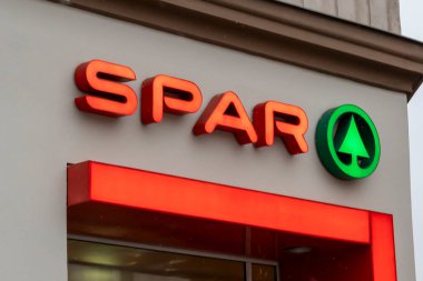 Viyana Avusturya - 21 Şubat 2026: Bir perakende mağazasında SPAR tabelası belirgin bir şekilde sergilendi. Kalın harfler ve belirgin logo kolaylığı ve kaliteli alışveriş deneyimini simgeliyor..
