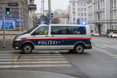 Viyana - 21 Şubat 2026: Bir polis minibüsü kentteki kalabalık bir kentsel alanda yaya geçidini geçti ve kentteki kamu güvenliği ve emniyet güçlerini gözler önüne serdi.