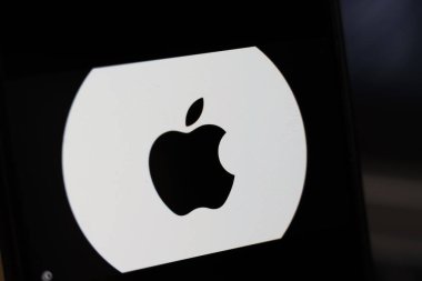 Varşova Polonya - 10 Şubat 2026: Bir Apple logosuna yakın plan dijital cihazlar ve mobil iletişimde modern teknoloji ve yeniliği temsil eden karanlık bir arkaplan.