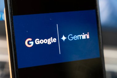 Varşova Polonya - 10 Şubat 2026: Google ve Gemini logolarını gösteren bir akıllı telefonun yakın çekimi. Bu resim teknolojik yenilik ve dijital markalaşmayı vurgular.
