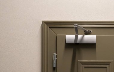 Zarif bir kahverengi kapı koluna yakın plan bir bakış. Detaylı işçilik ve evlerdeki veya ofislerdeki kapılar için mükemmel bir tasarım sergiliyor..