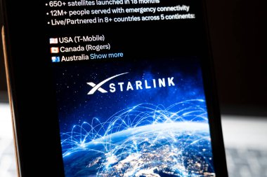 Varşova Polonya - 24 Şubat 2026: Akıllı telefon ekranında sunulan Starlink logosu, birçok ülkede mevcut olan uydu internet servisini vurguluyor.