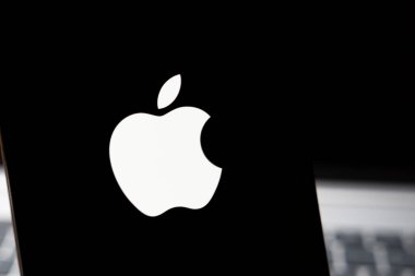 Varşova Polonya - 24 Şubat 2026: İkonik Apple logosu, dijital çağda yenilik teknolojisini ve modern tasarımı temsil eden karanlık bir arkaplanda belirgin bir şekilde sergilenmektedir.