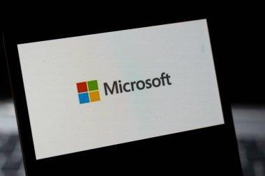 Varşova Polonya - 24 Şubat 2026: Microsoft logosunun dünya çapında teknoloji ve yazılım gelişimindeki önemini vurgulayan yakın plan görüntüsü.