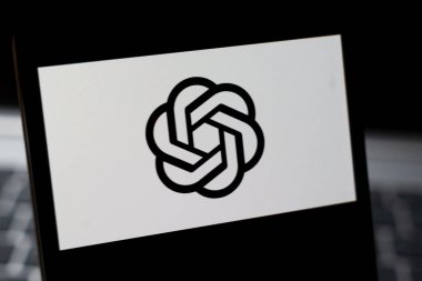 Varşova Polonya - 24 Şubat 2026: OpenAI logosunun yakın çekimi yapay zeka ve teknolojideki gelişmeleri simgeleyen akıllı telefon ekranında sergilendi.