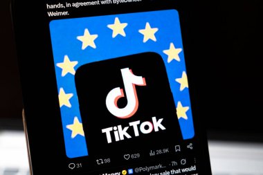 Varşova Polonya - 24 Şubat 2026: TikTok logosu Avrupa Birliği yıldızlarıyla çevrili akıllı telefon ekranında sergilendi. Avrupa 'da sosyal medya eğilimleri ve dijital katılımı temsil ediyor.