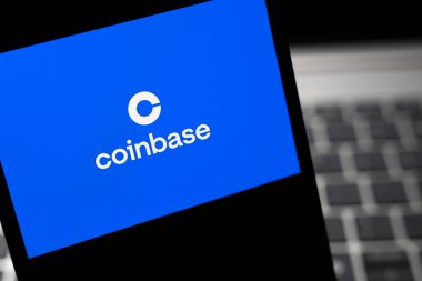 Varşova Polonya - 24 Şubat 2026: Ekranda Para Üssü logosunun yakın çekimi. Logo, dijital varlıklara kolay erişim sağlayan önemli bir kripto döviz platformunu temsil ediyor..