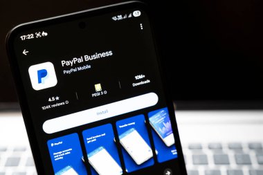 Varşova Polonya - 24 Şubat 2026: PayPal Business uygulamasının akıllı telefon sergilenen bankacılık özellikleri uygulama derecelendirme ve kurulum seçeneği üzerinde görüntülenmesi. Finansal pazarlama için uygun.