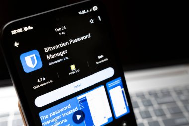 Varşova Polonya - 24 Şubat 2026: Bitwarden Parola Yöneticisi uygulamasının indirme seçenekleri ve reytinglerini gösteren akıllı telefon ekranının yakın görüntüsü.