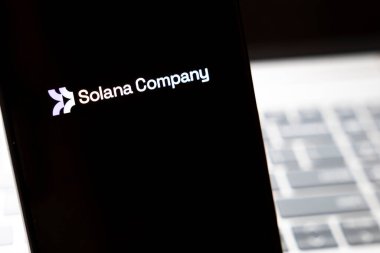 Varşova Polonya - 26 Şubat 2026: Solana Company 'nin logosunu teknolojiyi ve yeniliği gösteren bulanık bir klavye arka planına karşı gösteren bir akıllı telefon görüntüsü.