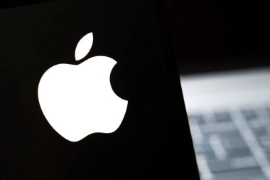 Varşova Polonya - 26 Şubat 2026: Apple logosunun yakın çekim görüntüsü siyah zemin üzerine aydınlatıldı. İkonik logo dijital çağda yenilik ve teknolojiyi temsil ediyor..