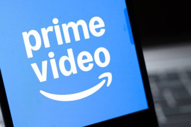 Varşova Polonya - 26 Şubat 2026: Akıllı telefon ekranında yakın plan dijital yayın hizmetleri ve teknolojiyi gösteren bulanık bir arkaplan ile Prime Video logosu görüntülendi.