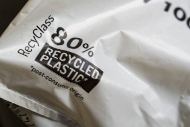 Varşova Polonya - 26 Şubat 2026: Ürün tasarımı ve çevre bilincinde sürdürülebilirlik çabalarını ön plana çıkaran% 80 geri dönüşümlü plastik etiketli ambalaj.