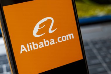 Varşova Polonya - 26 Şubat 2026: Bir Alibaba.com logosu çevrimiçi bir pazar yerinde marka kimliğini vurgulayan bir akıllı telefon ekranında yakın plan görüntülendi.