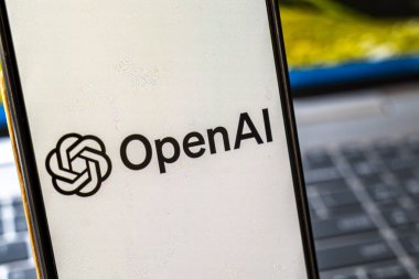 Varşova Polonya - 26 Şubat 2026: OpenAI logosunun dijital dönüşümü temsil eden yapay zeka teknolojisi ve yeniliğini gösteren bir akıllı telefonun yakın çekimi.